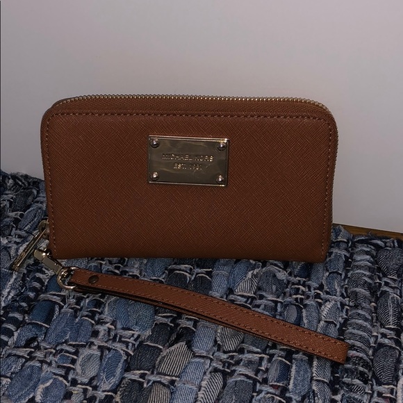 Micheal Kors wristlet - Picture 1 of 3